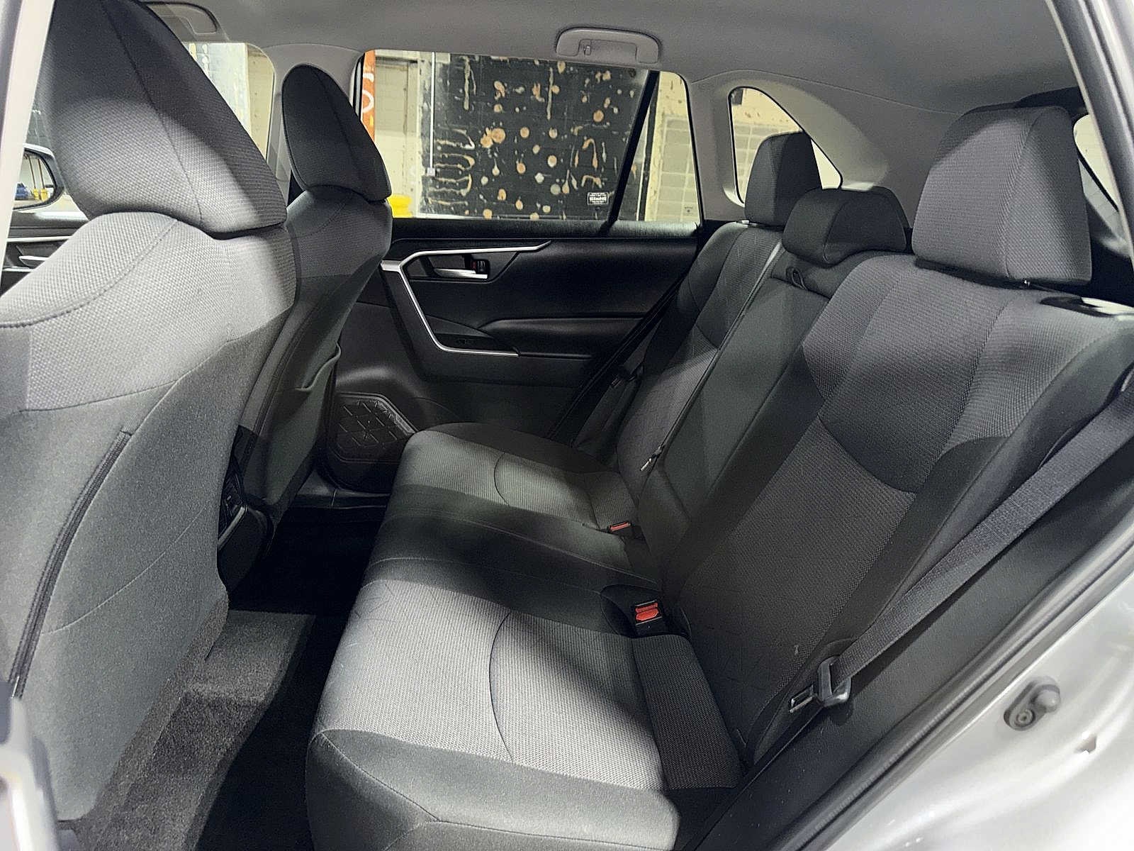 2025 Toyota RAV4 XLE - Photo 16