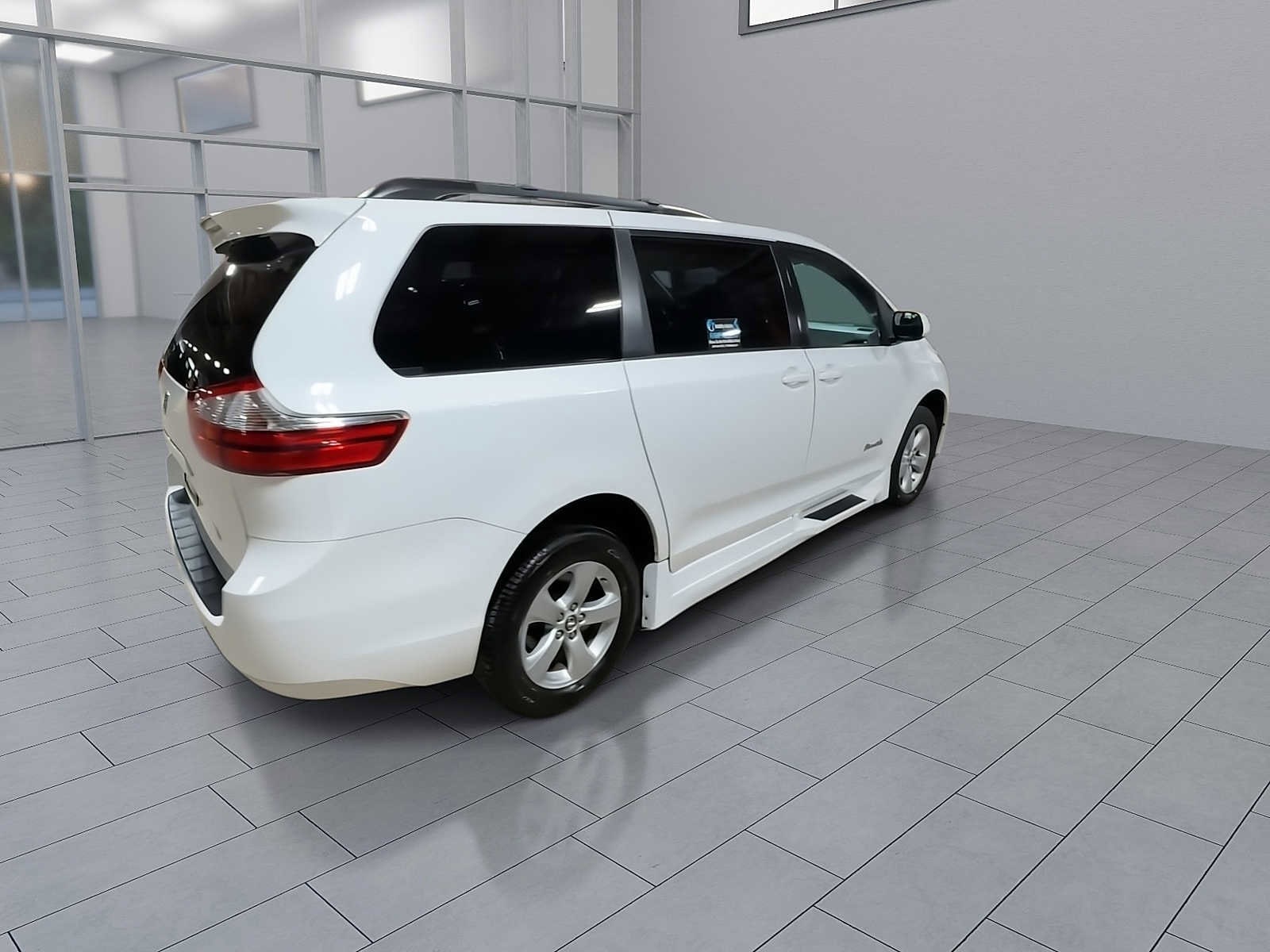 Thumbnail: 2018 Toyota Sienna - 9