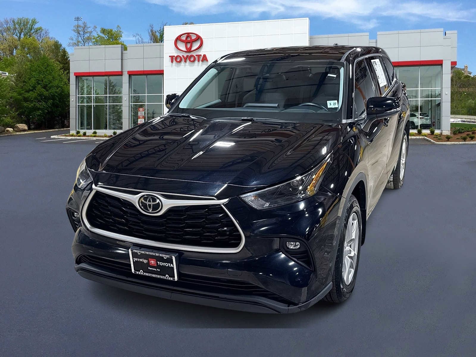 2022 Toyota Highlander LE's photo