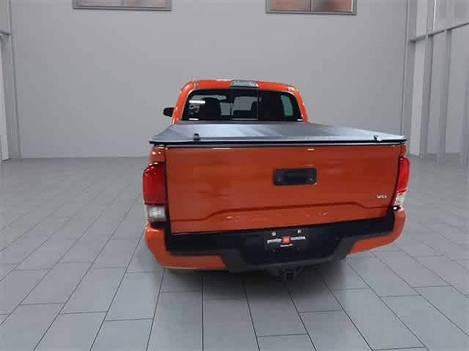 Thumbnail: 2018 Toyota Tacoma - 11