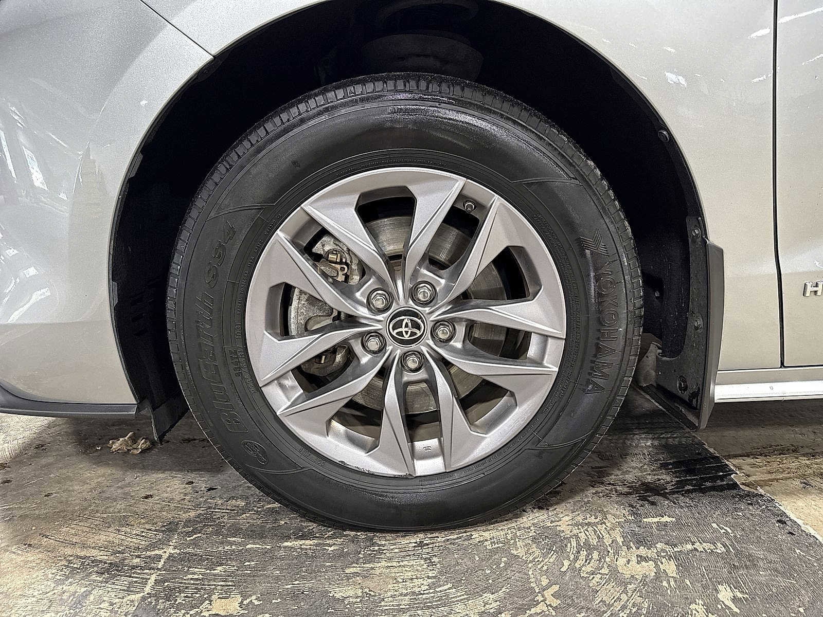 Thumbnail: 2021 Toyota Sienna - 10