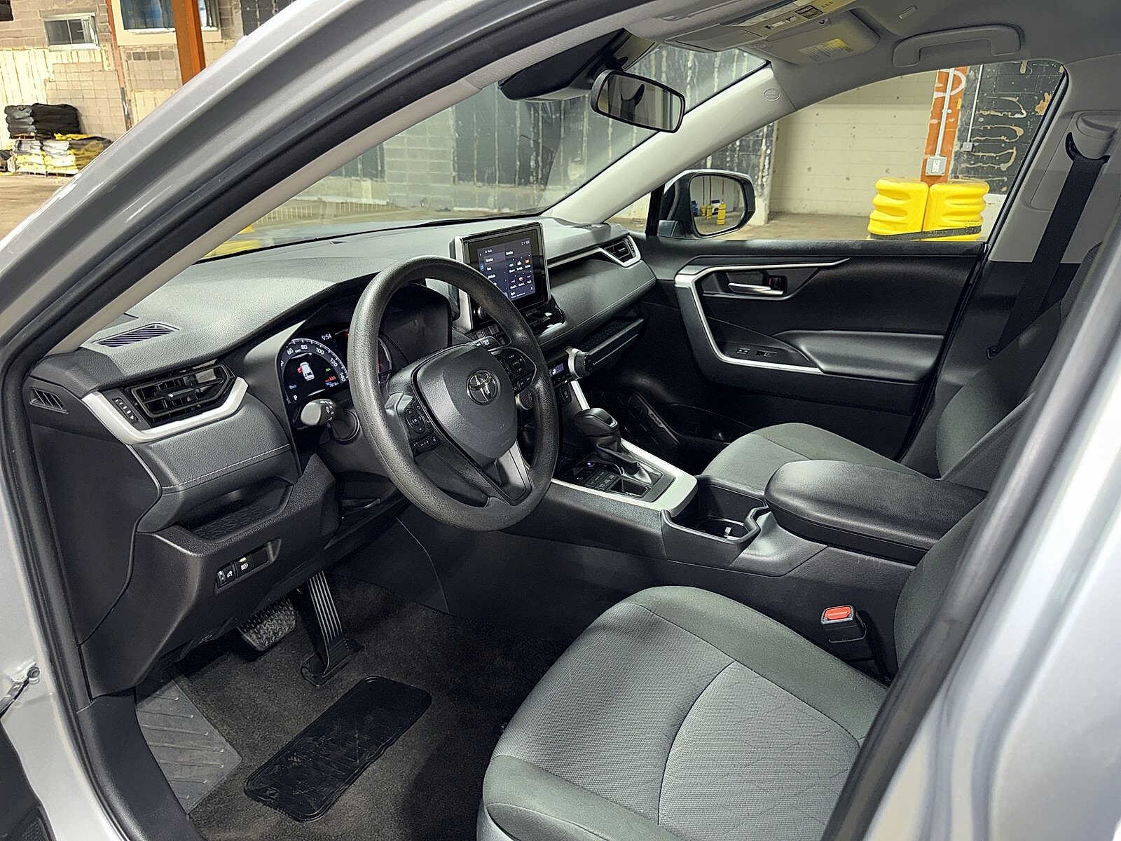2025 Toyota RAV4 XLE - Photo 27