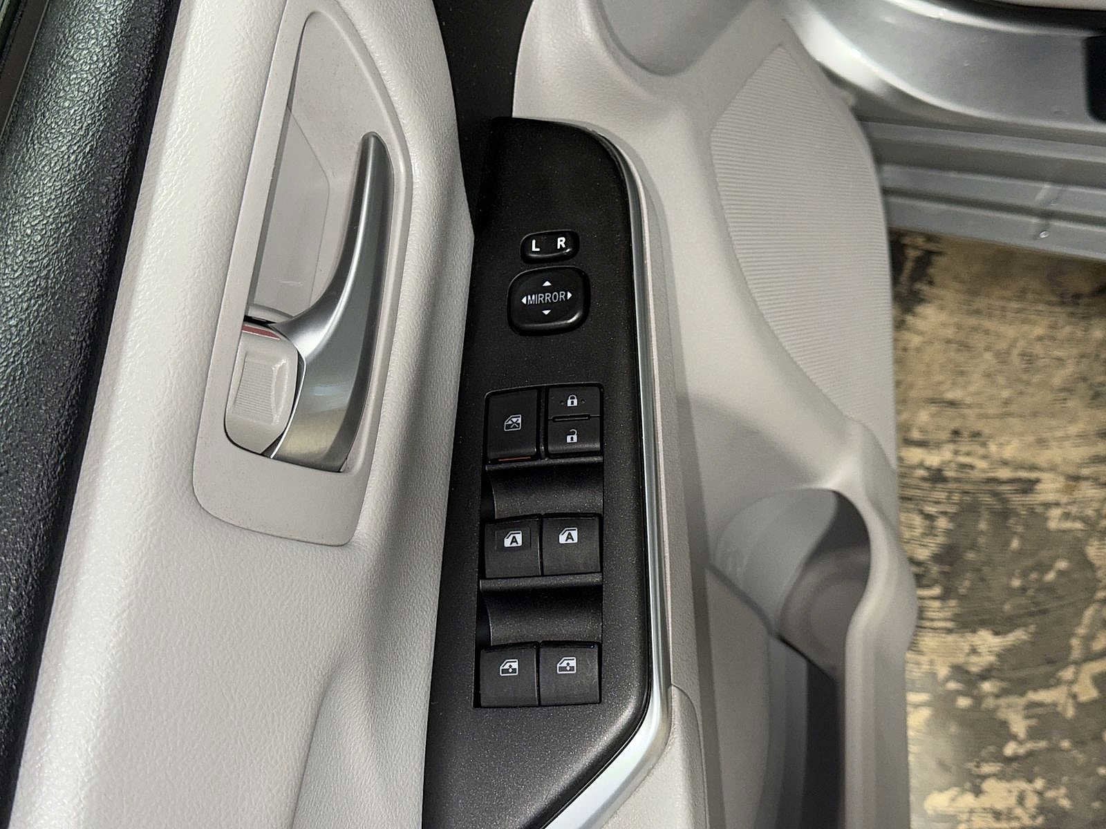 Thumbnail: 2016 Toyota Camry - 21