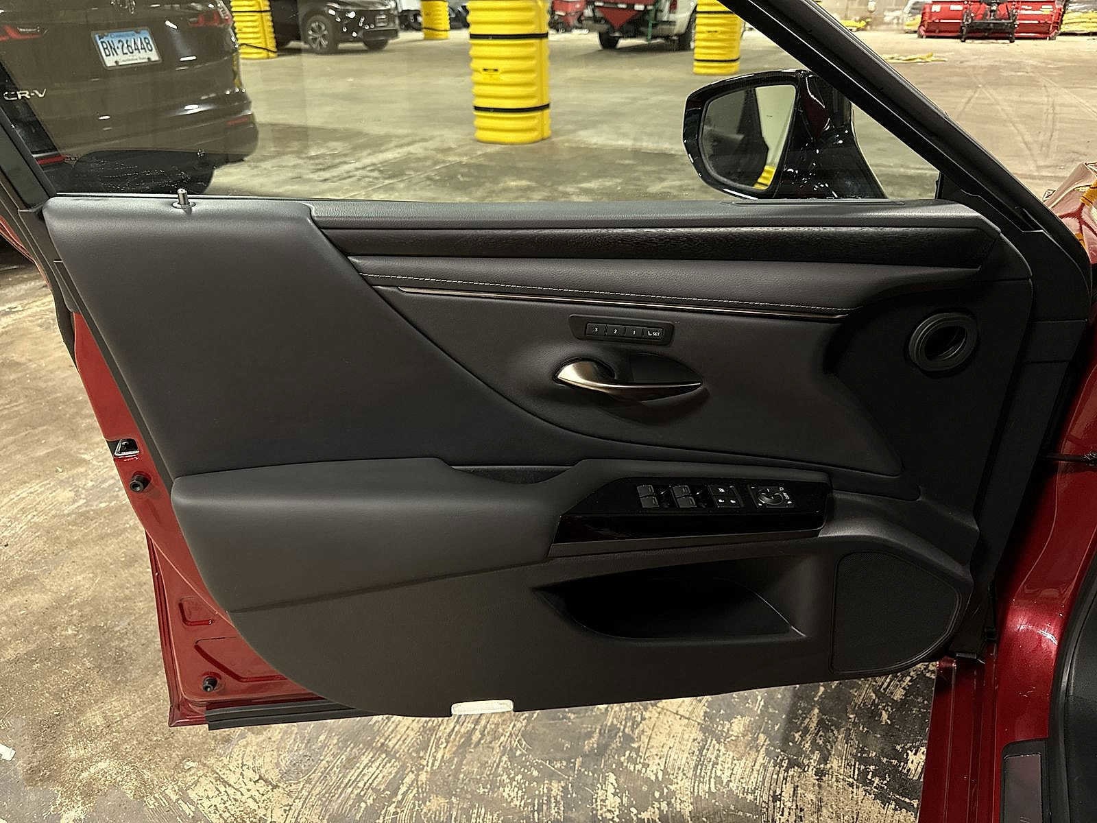 Thumbnail: 2022 Lexus ES - 29