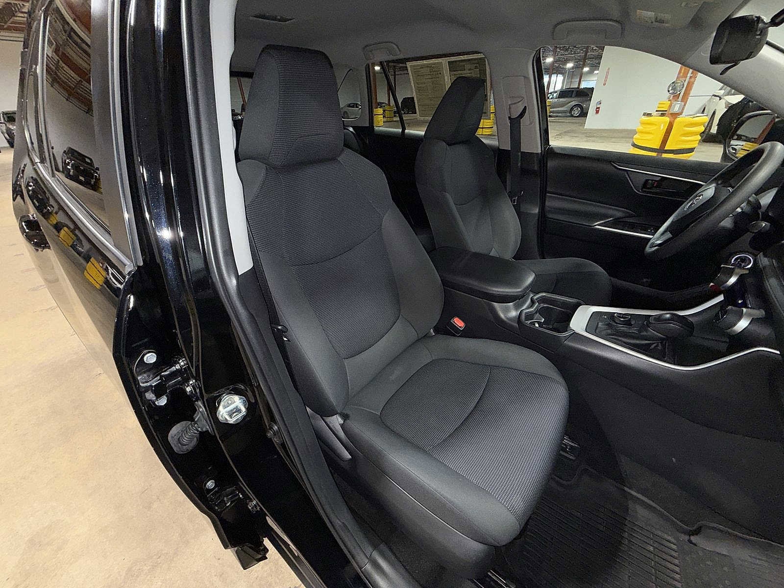 Thumbnail: 2020 Toyota RAV4 - 16