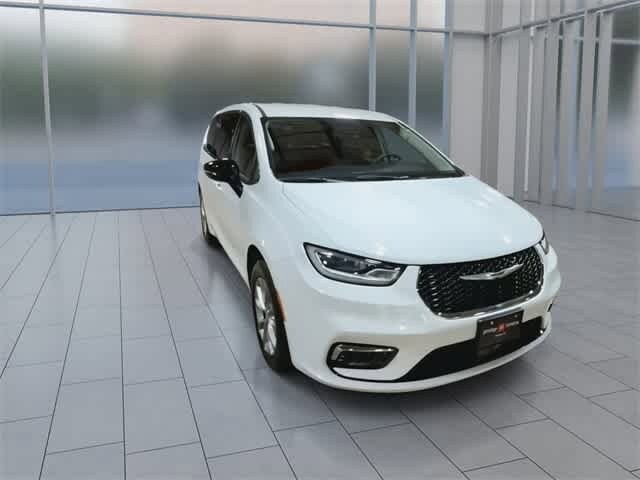 2024 Chrysler Pacifica Touring L photo 2