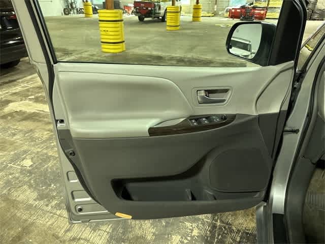 Thumbnail: 2015 Toyota Sienna - 31