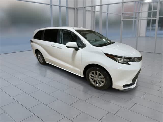 2022 Toyota Sienna LE photo 2