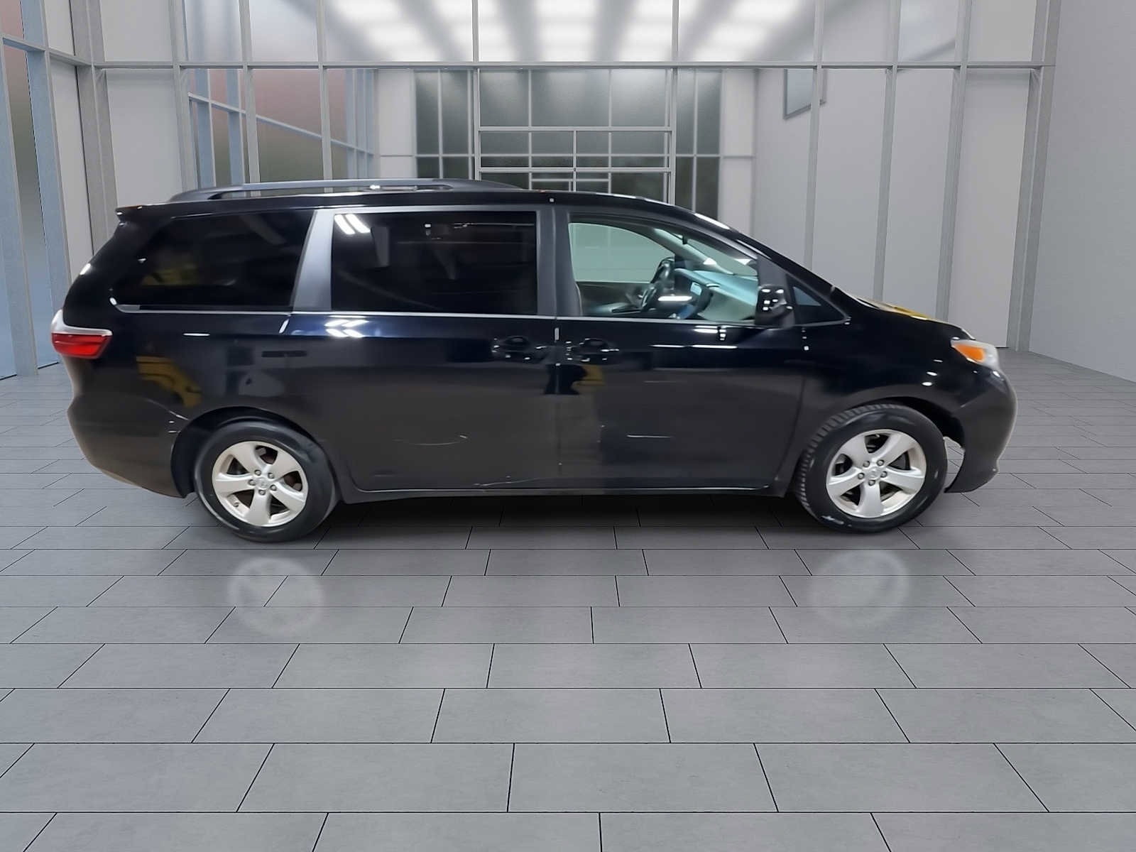 Thumbnail: 2015 Toyota Sienna - 9