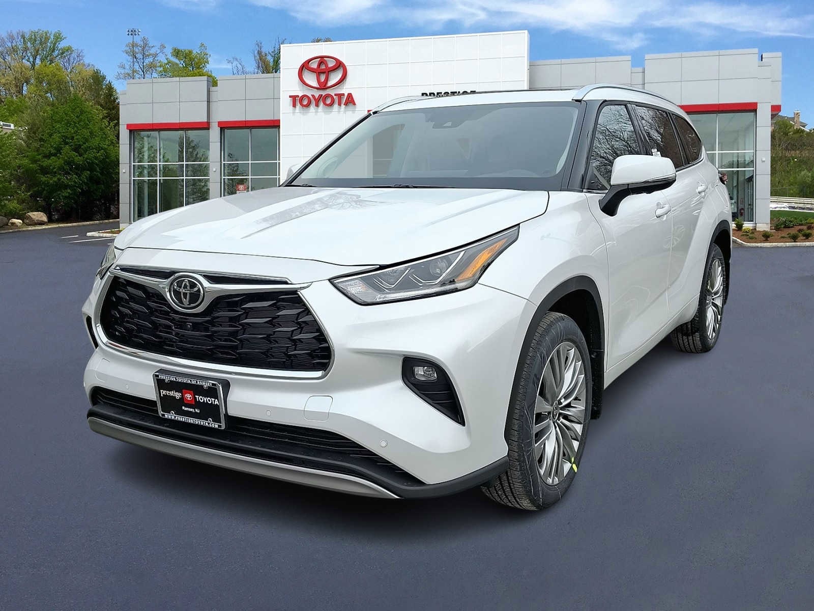 2026 Toyota Highlander Platinum's photo