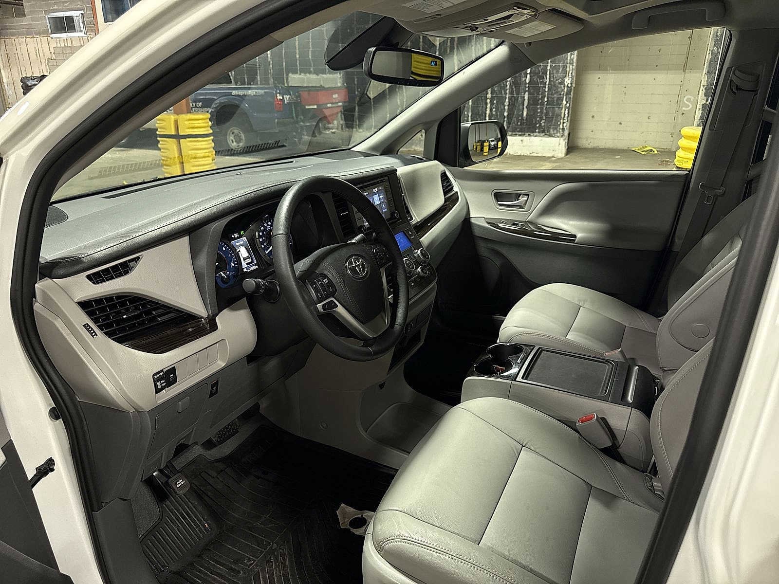 Thumbnail: 2020 Toyota Sienna - 30