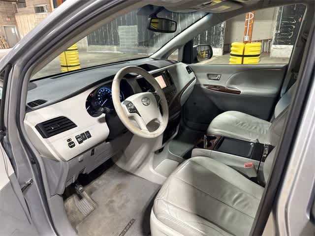 Thumbnail: 2011 Toyota Sienna - 31