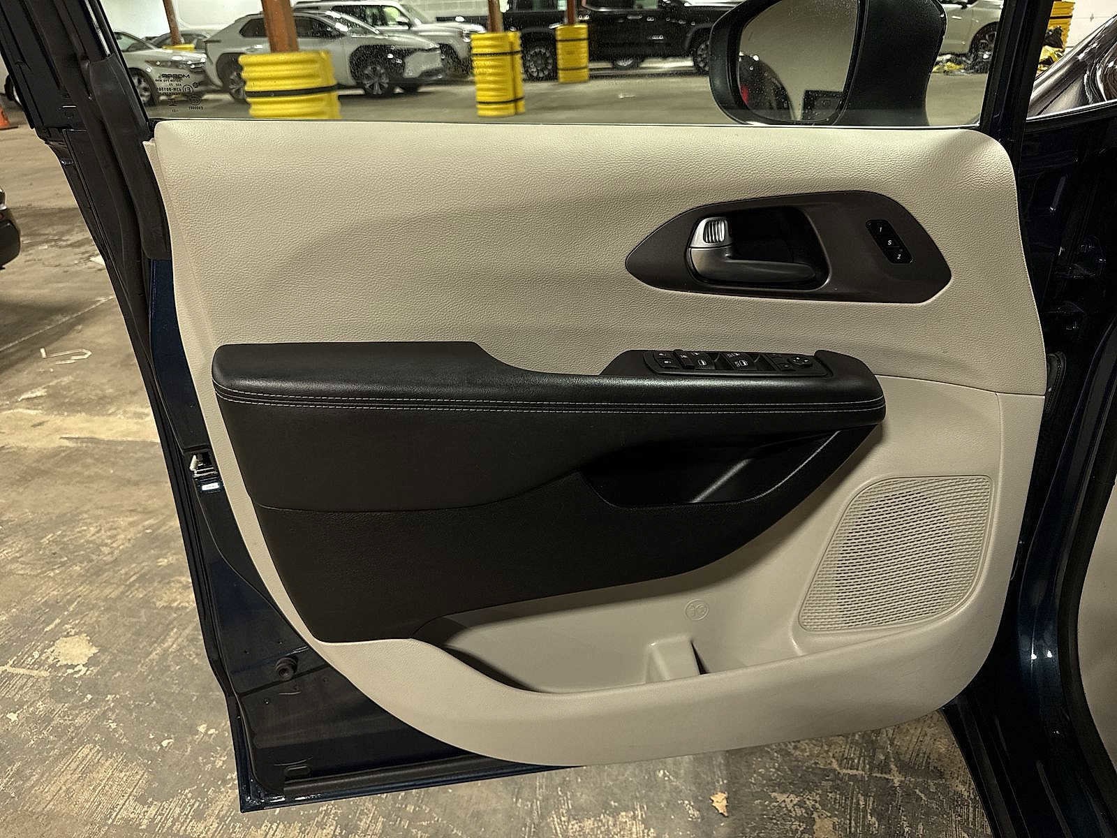 Thumbnail: 2023 Chrysler Pacifica - 28