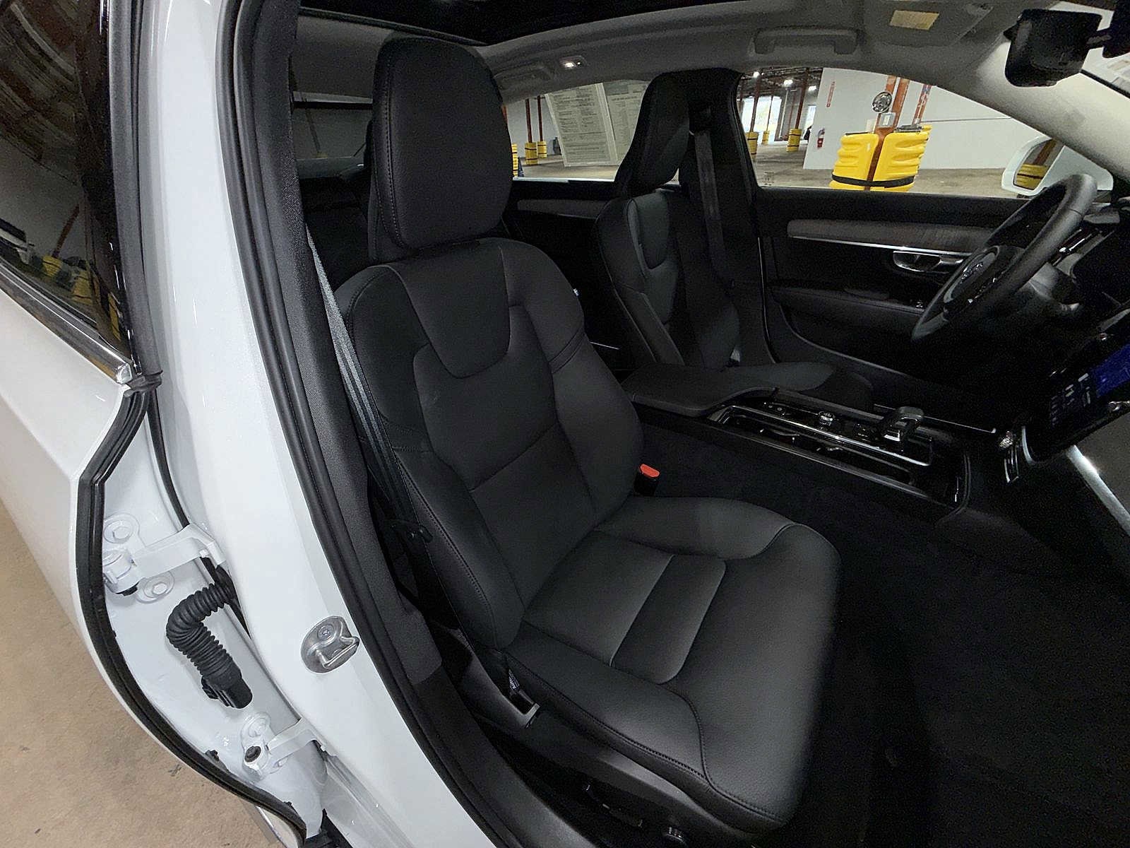 Thumbnail: 2025 Volvo S90 - 16