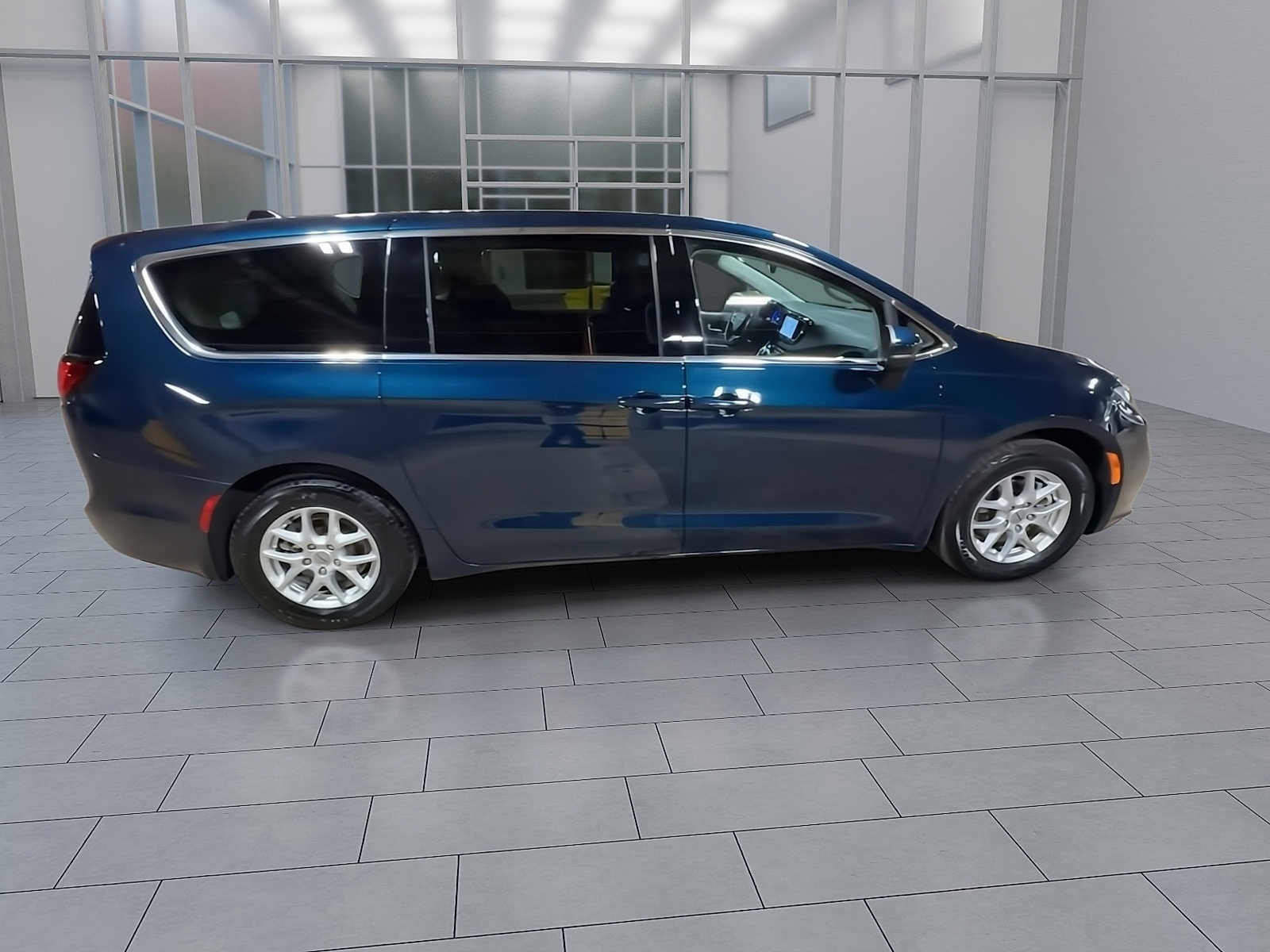 Thumbnail: 2023 Chrysler Pacifica - 9