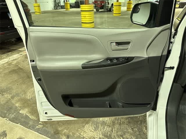 2020 Toyota Sienna SE 28