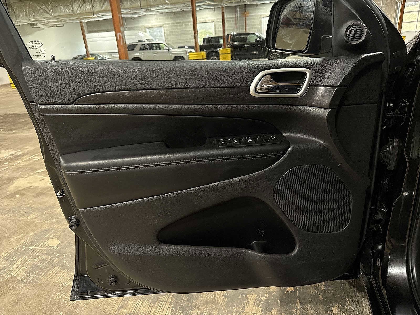 Thumbnail: 2015 Jeep Grand Cherokee - 32