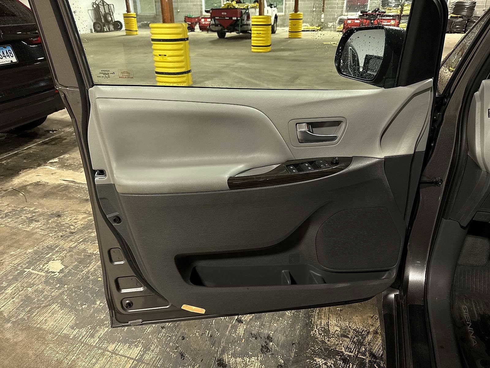 Thumbnail: 2020 Toyota Sienna - 30