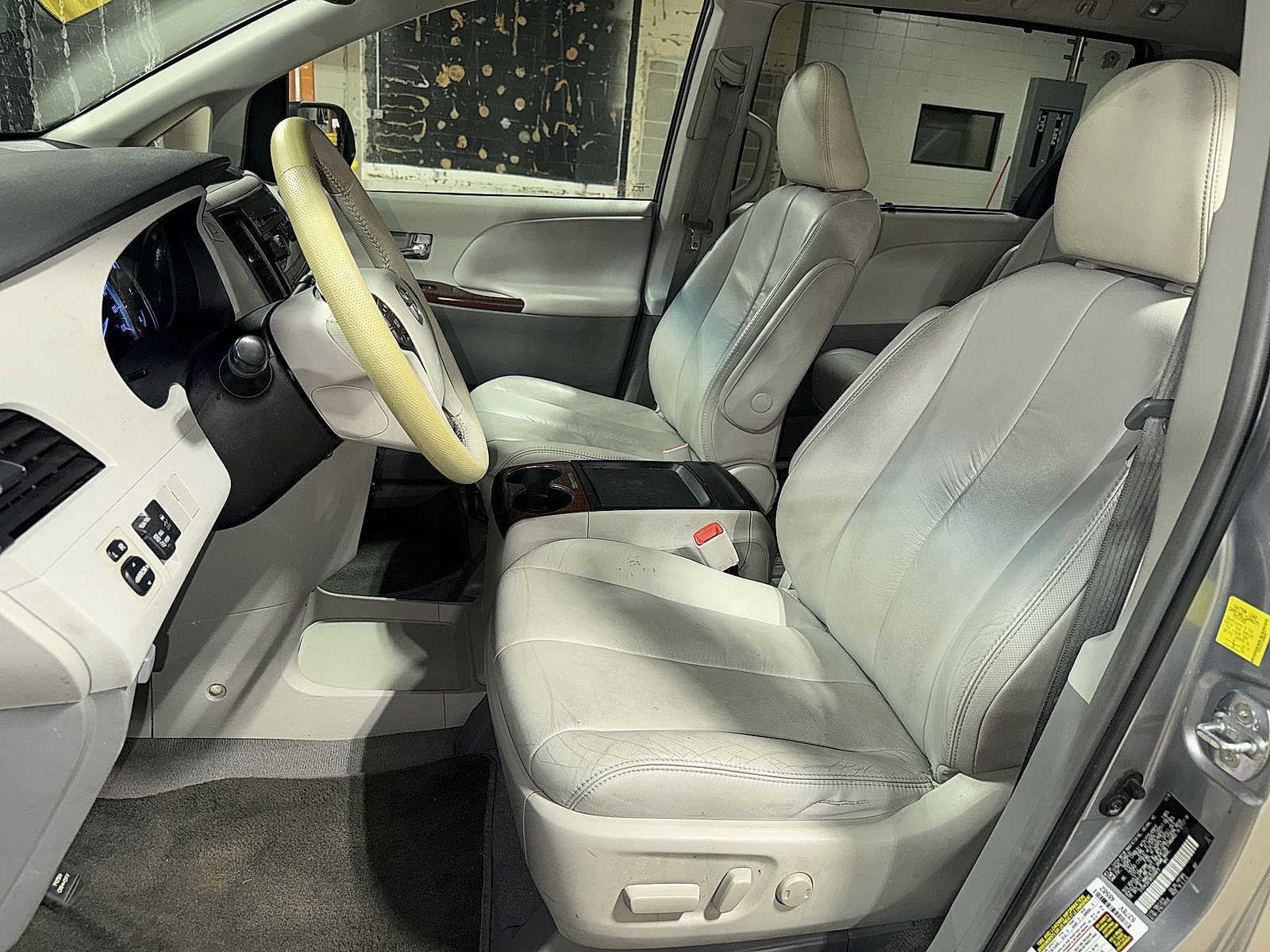Thumbnail: 2011 Toyota Sienna - 14
