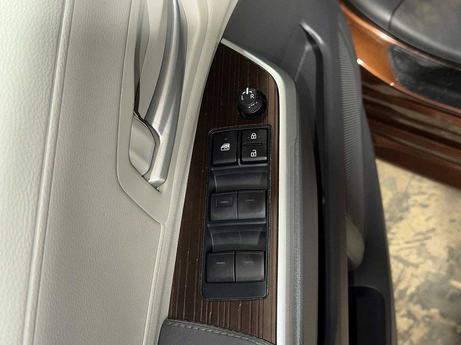 Thumbnail: 2023 Toyota Sienna - 24