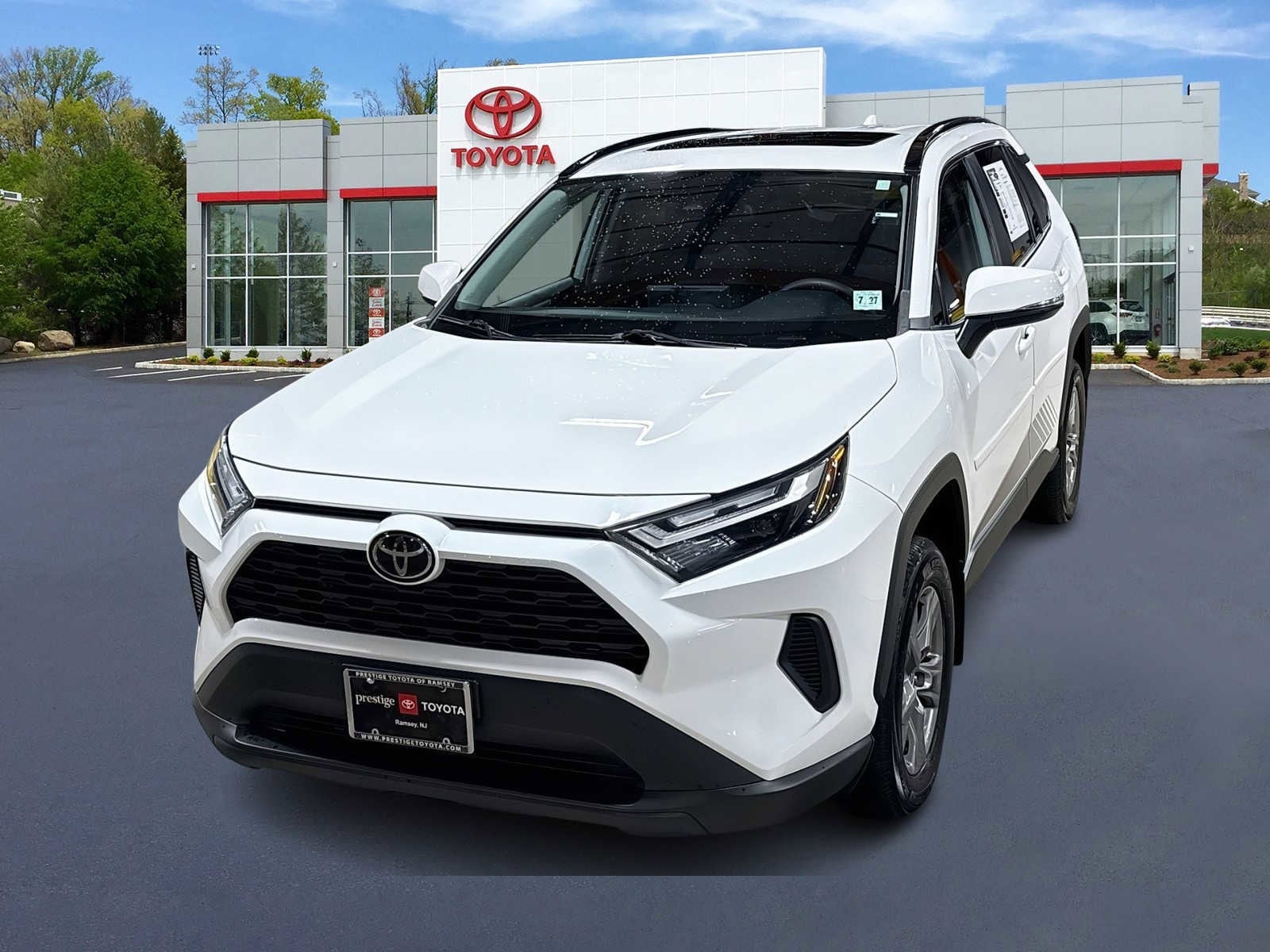 2022 Toyota RAV4 XLE's photo
