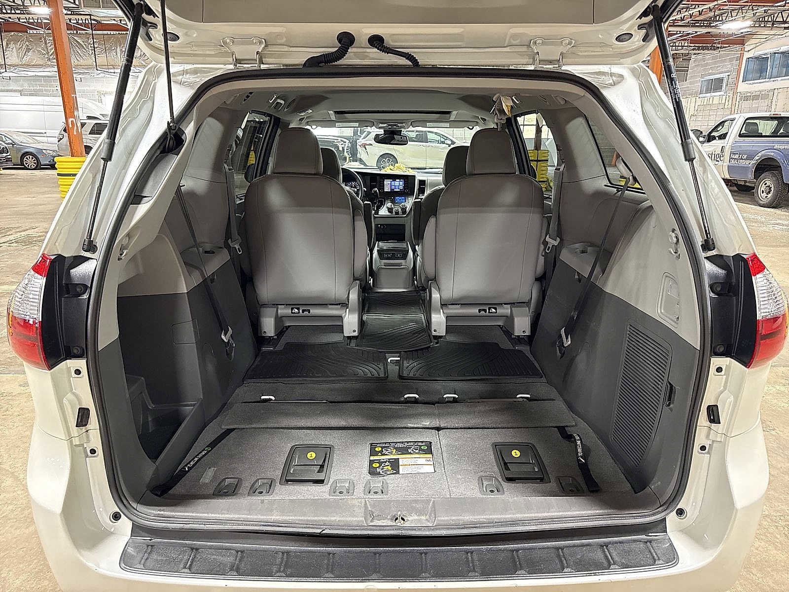 Thumbnail: 2020 Toyota Sienna - 11