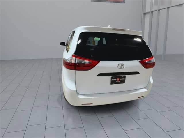 2020 Toyota Sienna SE 7