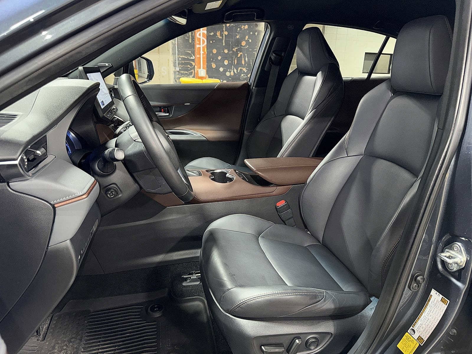 Thumbnail: 2023 Toyota Venza - 15