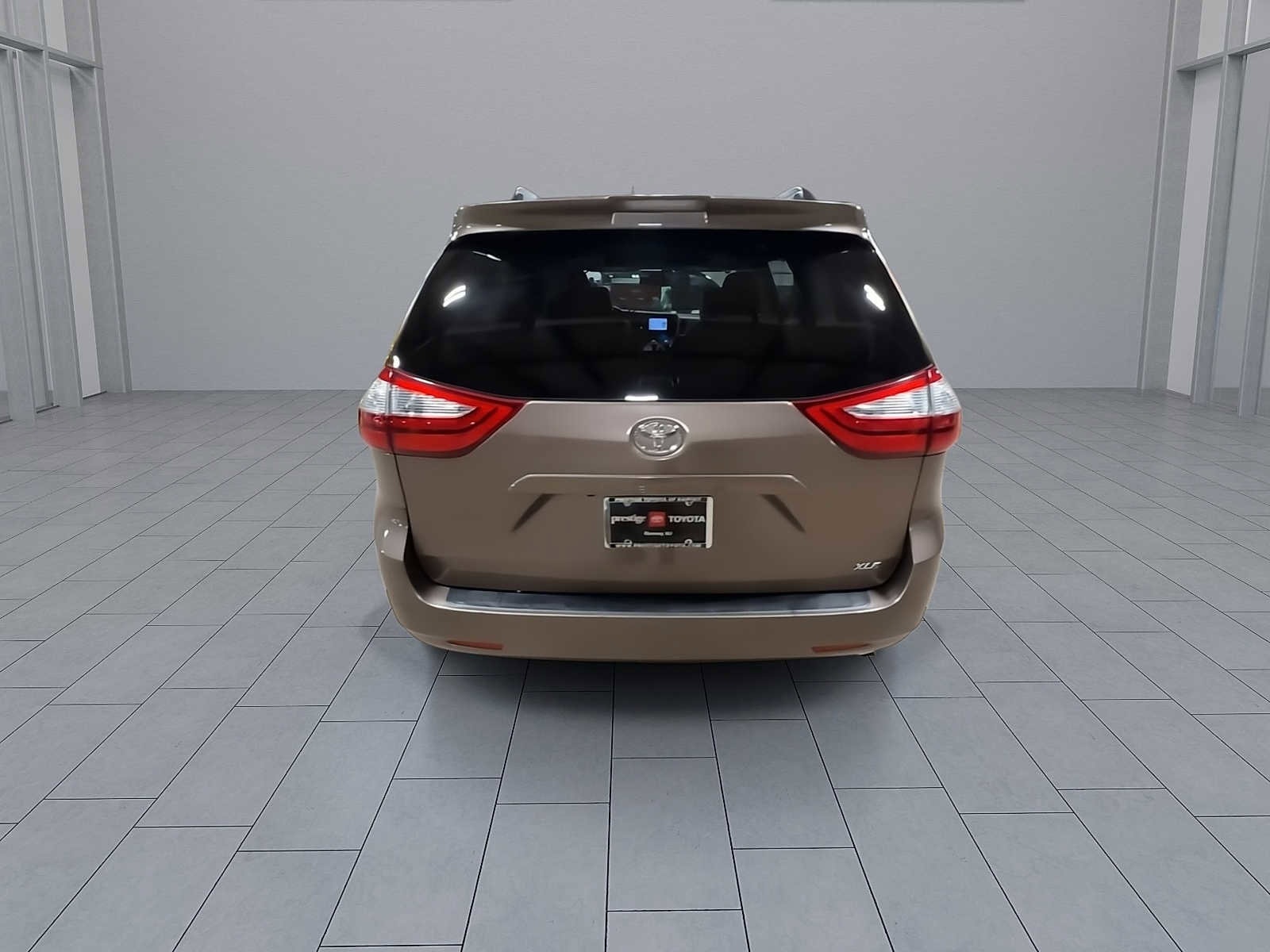 Thumbnail: 2018 Toyota Sienna - 7