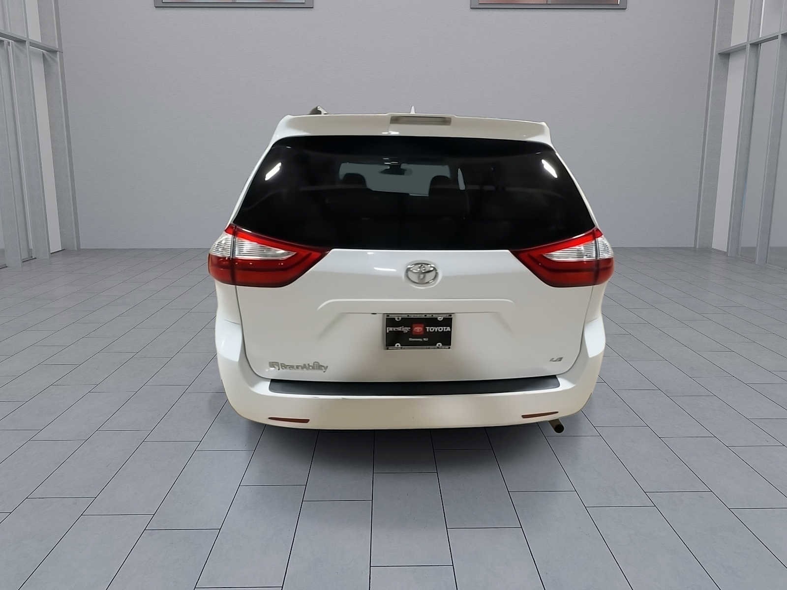 Thumbnail: 2018 Toyota Sienna - 7