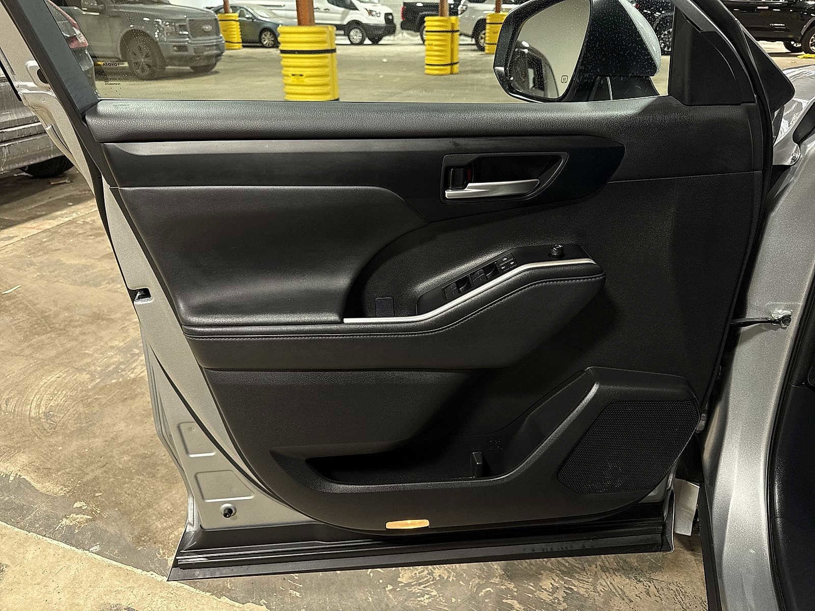 Thumbnail: 2025 Toyota Highlander - 33