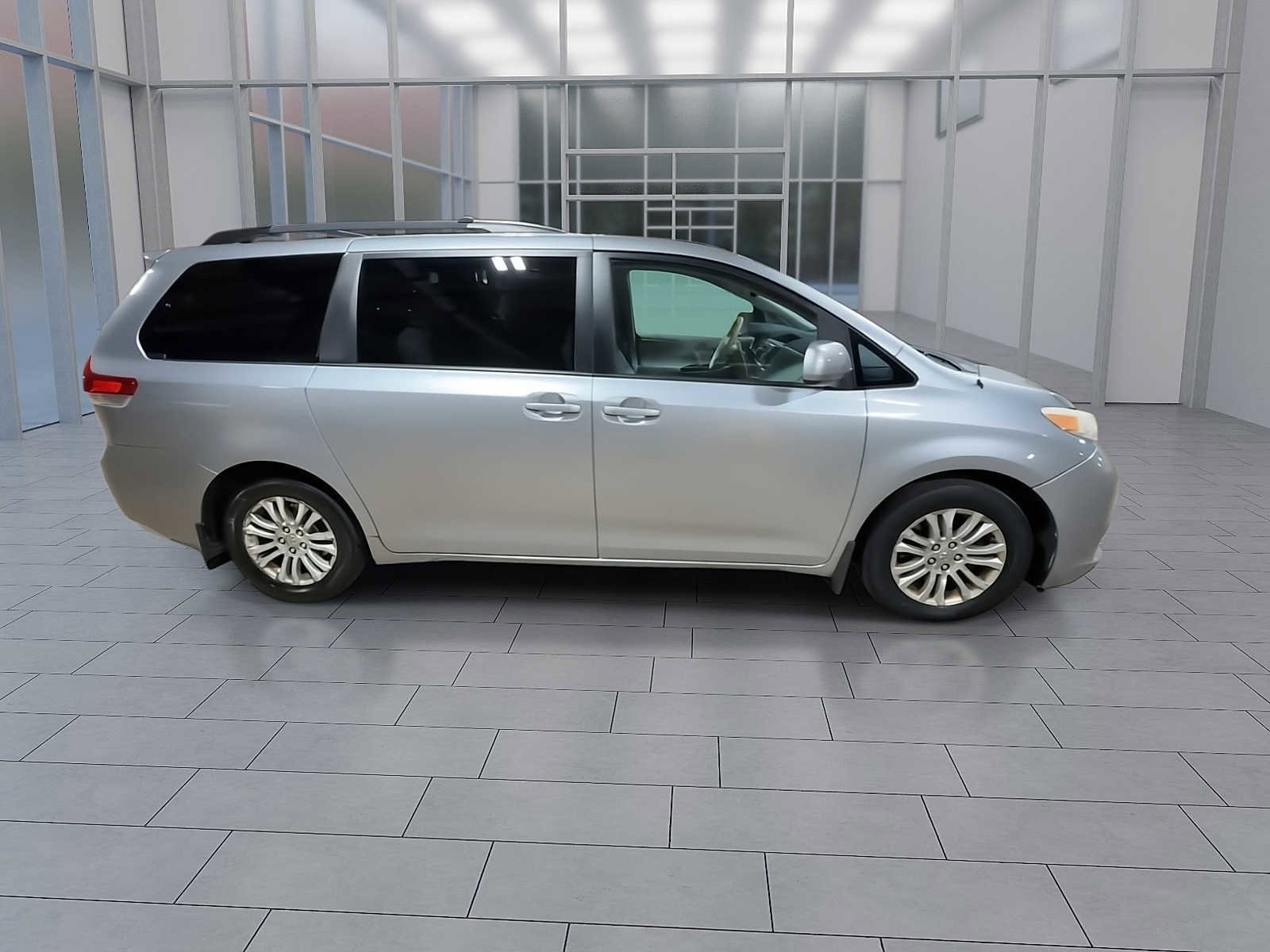 Thumbnail: 2011 Toyota Sienna - 9