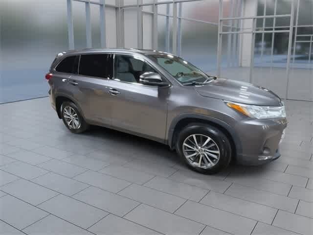 2019 Toyota Highlander XLE photo 2