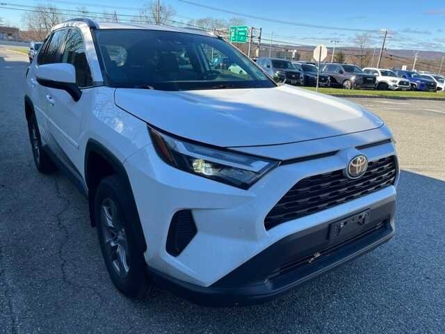 2022 Toyota RAV4 XLE photo 3