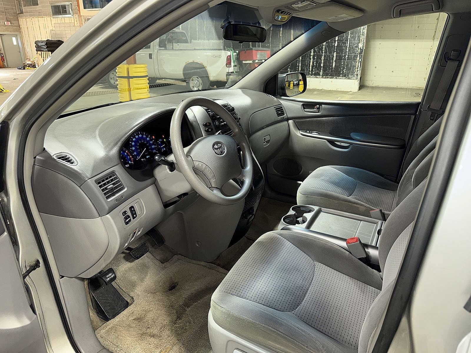 Thumbnail: 2006 Toyota Sienna - 25