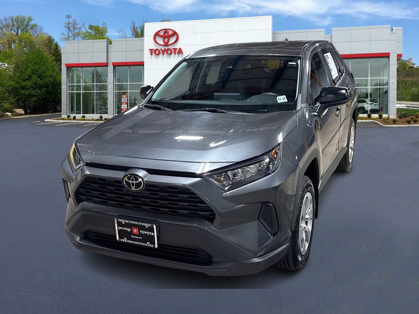 2022 Toyota RAV4 LE's photo
