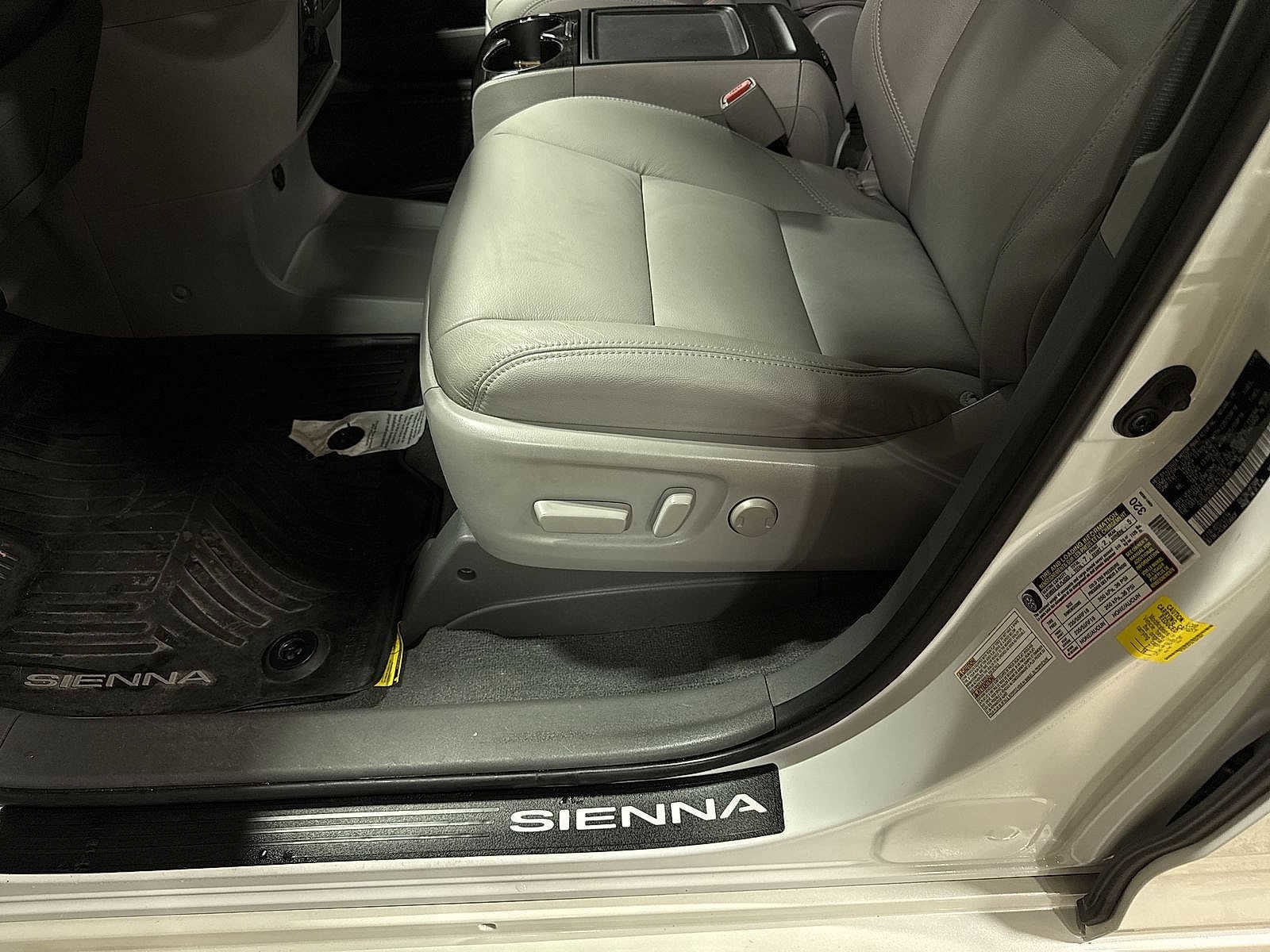 Thumbnail: 2020 Toyota Sienna - 24