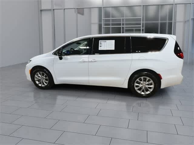 2024 Chrysler Pacifica Touring L photo 3