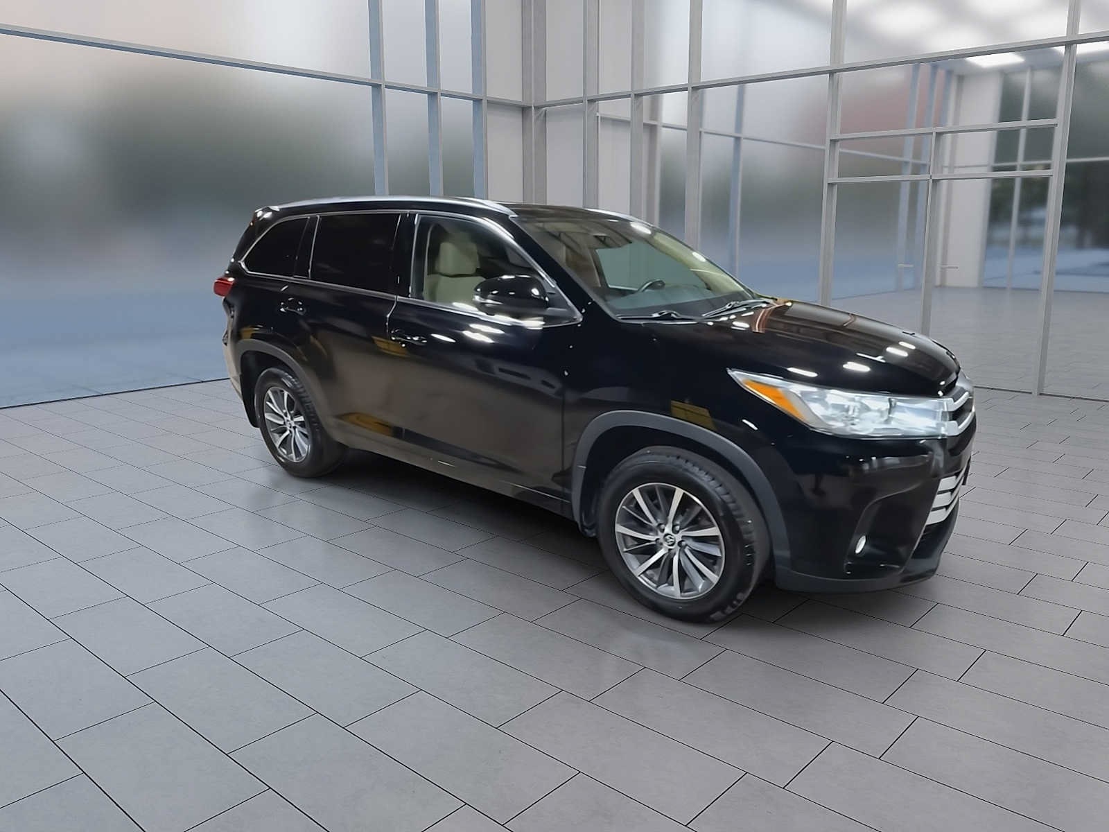 Thumbnail: 2017 Toyota Highlander - 2