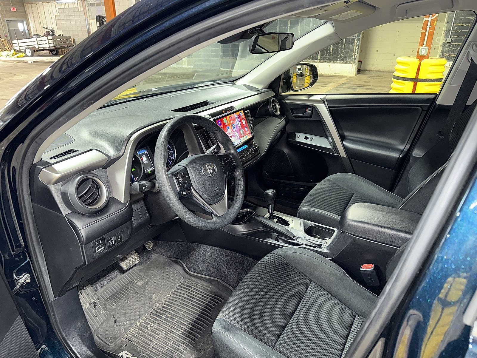 Thumbnail: 2018 Toyota RAV4 - 28