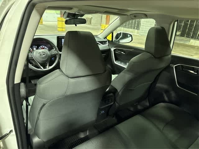 2022 Toyota RAV4 XLE 28