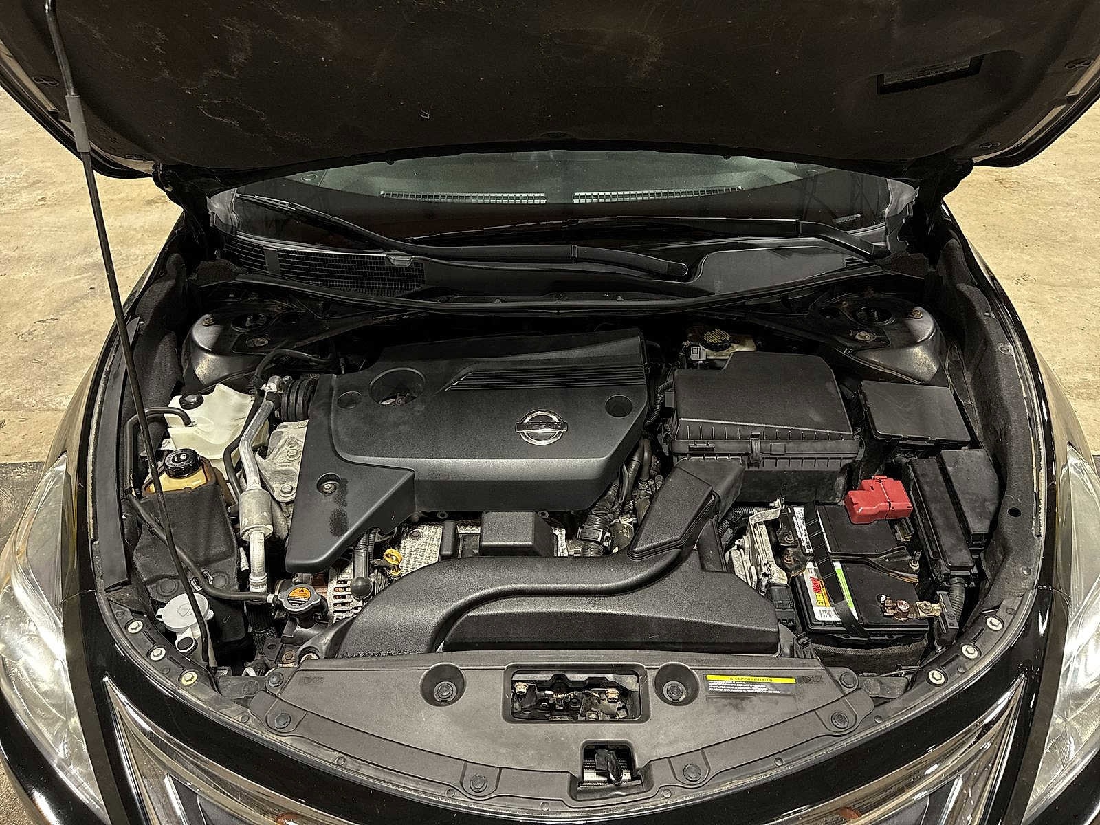 Thumbnail: 2015 Nissan Altima - 12