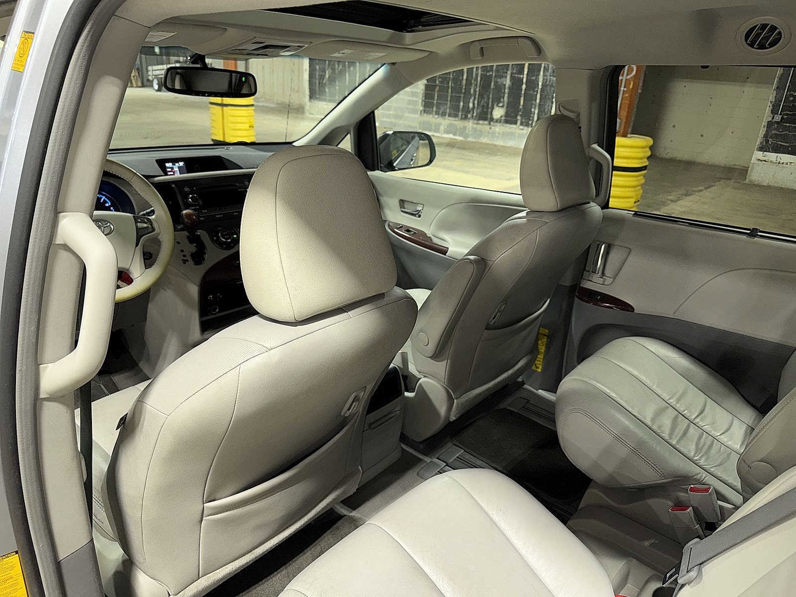 Thumbnail: 2011 Toyota Sienna - 29