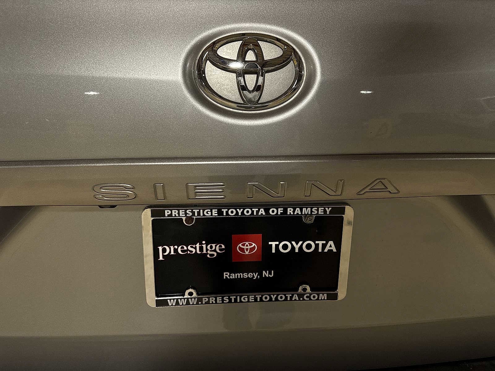 Thumbnail: 2011 Toyota Sienna - 27