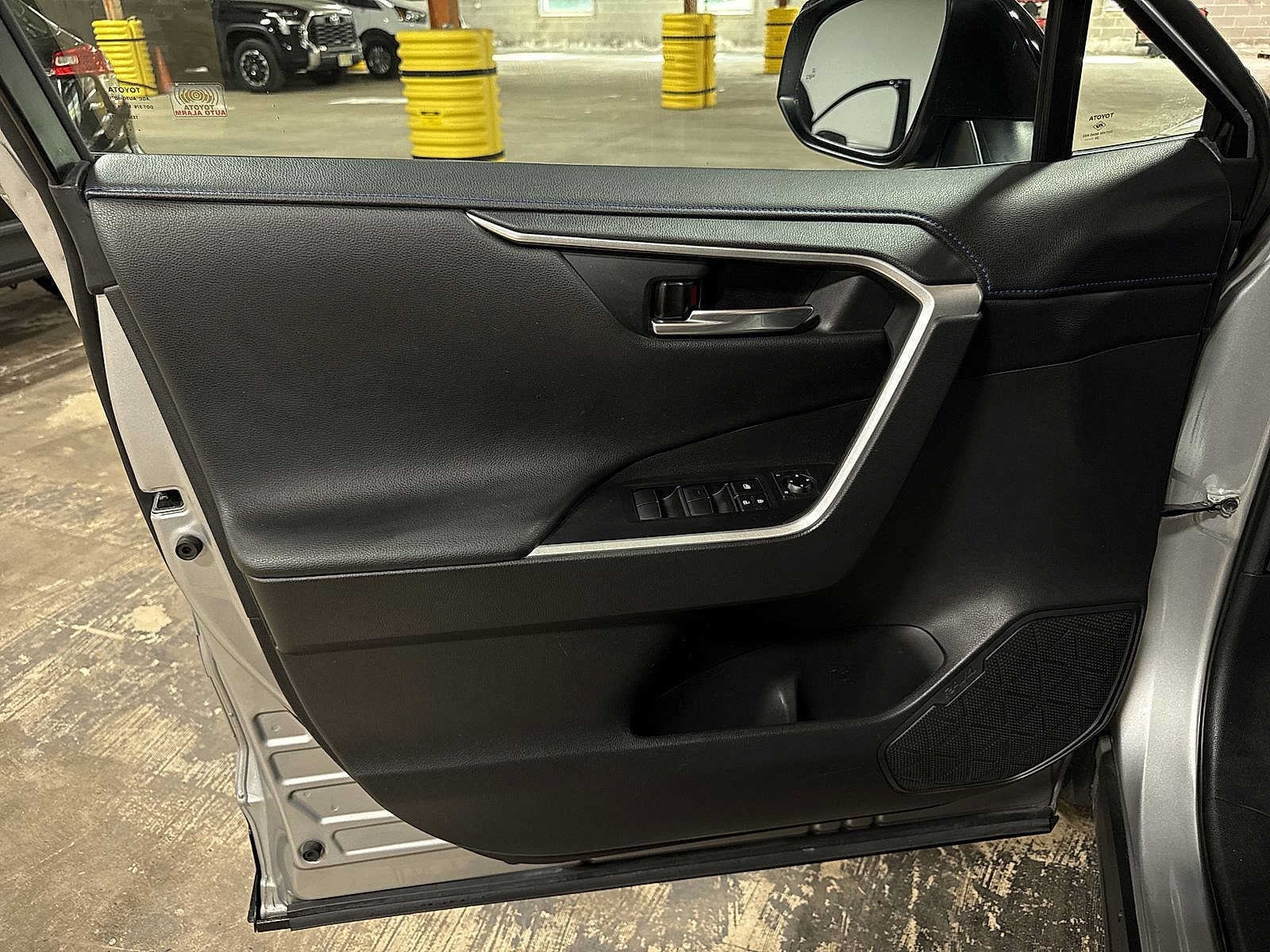 Thumbnail: 2021 Toyota RAV4 - 31