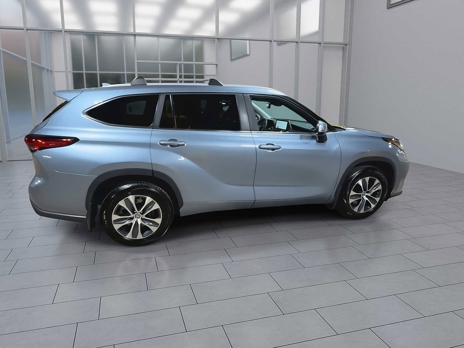 Thumbnail: 2023 Toyota Highlander - 9