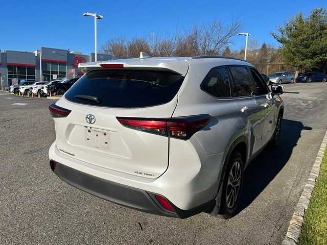 Thumbnail: 2023 Toyota Highlander - 4