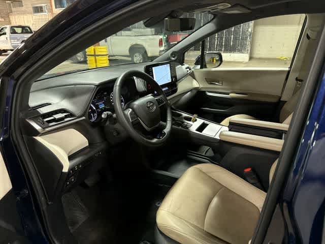 Thumbnail: 2023 Toyota Sienna - 32