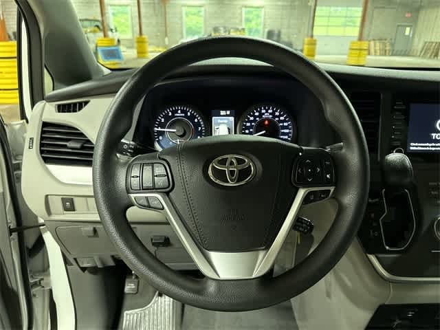 2020 Toyota Sienna SE 19