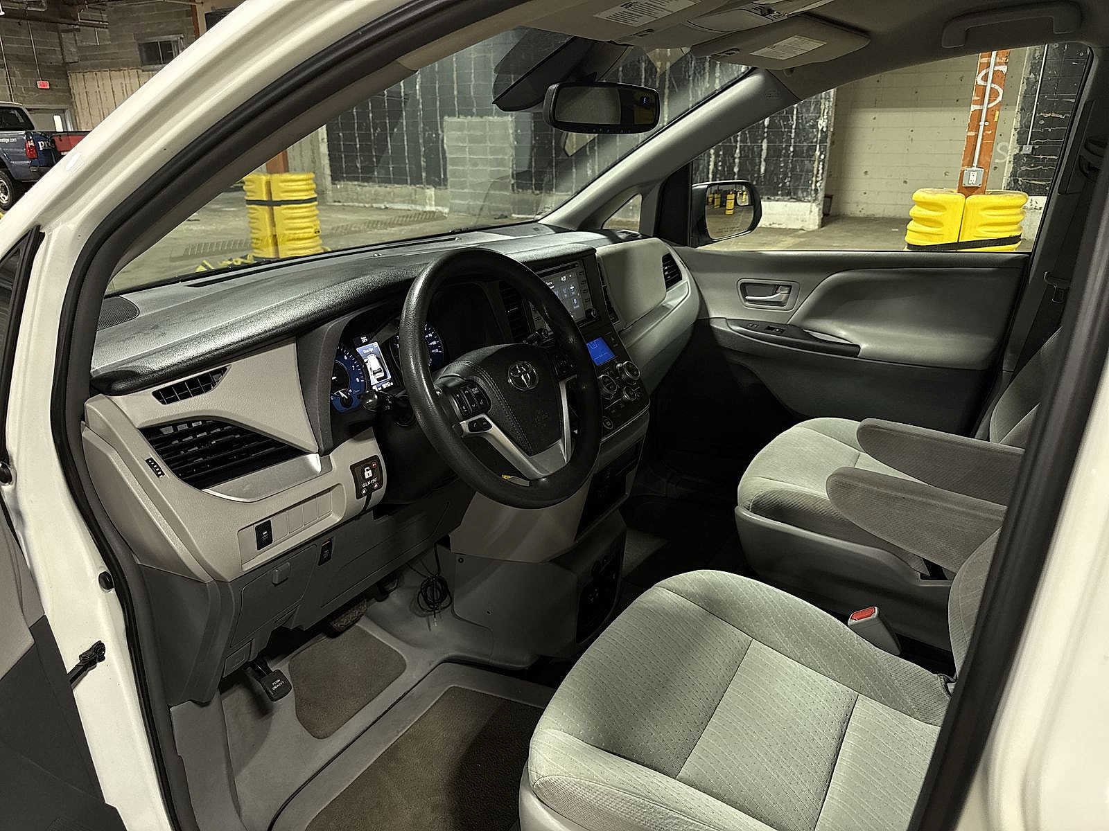 Thumbnail: 2018 Toyota Sienna - 31